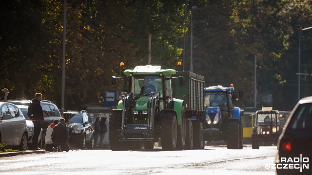 Zachodniopomorska Agencja Nieruchomości Rolnych łamie wytyczne ministra - alarmują rolnicy. Ich zdaniem, ANR sprzedaje państwową ziemię spółkom z obcym kapitałem, mimo że szef resortu rolnictwa zalecił, aby wstrzymać wszystkie transakcje do momentu wejścia w życie nowej ustawy regulującej sprzedaż gruntów.