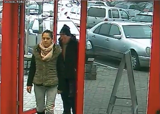 Naciągnęli starszego mężczyznę na prawie 30 tys. zł kredytu. Gryfińska policja szuka pary przestępców i udostępnia jedyne zdjęcie z monitoringu, jakim dysponuje - 30-letniej, ciemnowłosej, szczupłej kobiety.