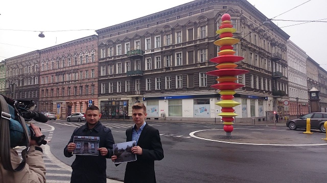 Szczecin potrzebuje remontów chodników, dróg i budynków, a nie nowych Fryg - uważa radny osiedla Stołczyn Amadeusz Kopański.