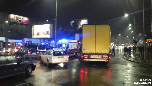 Około godziny 18 na Placu Kościuszki w Szczecinie ciężarówka potrąciła kobietę, która prawdopodobnie przebiegała przez przejście dla pieszych.
