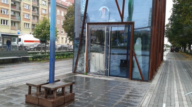 Szklany pawilon w Alei Kwiatowej w Szczecinie znów będzie szklany. Po tym, jak w czerwcu ubiegłego roku wjechał w niego samochód straszył dyktą w barwach Floating Garden zamiast szyb. Według informacji jakie podaje Gazeta Wyborcza, powodem opóźnienia remontu o 17 miesięcy był spór z ubezpieczycielem.