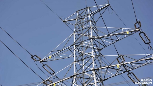 Silny wiatr uszkodził linie energetyczne w Zachodniopomorskiem. Bez prądu byli mieszkańcy powiatu polickiego.