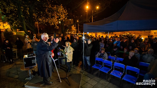 W rocznicę Kryształowej Nocy na ulicy Dworcowej przy Książnicy Pomorskiej, gdzie przed wojną stała synagoga, ze świadkiem tamtych wydarzeń spotkali się szczecinianie.