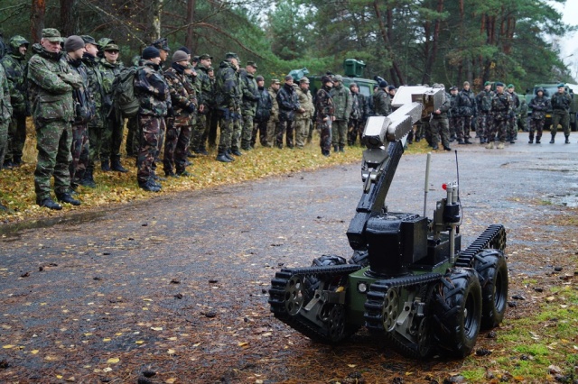 Miny-pułapki, improwizowane ładunki wybuchowe i przyspieszony kurs obsługi robota-sapera - pracowity dzień mają za sobą żołnierze wojsk inżynieryjnych.
