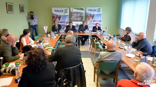 Burmistrz Polic chce wycofać drastyczną podwyżkę za wywóz śmieci. Nawet czterokrotnie wyższa opłata miała obowiązywać od nowego roku - taką decyzję podjęli miejscy radni.