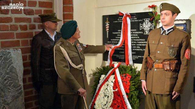 Tablica upamiętniająca żołnierzy Narodowych Sił Zbrojnych zawisła w kaplicy Armii Krajowej w szczecińskiej katedrze. W odsłonięciu tablicy, które odbyło się w Święto Niepodległości, wzięło udział kilkunastu kombatantów.