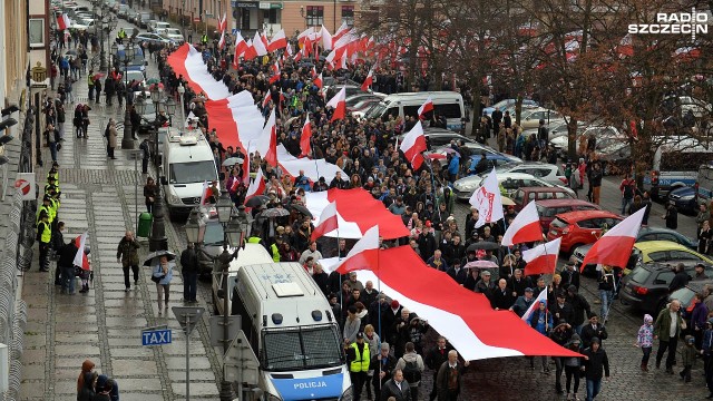 Około trzech tysięcy osób przeszło ulicami Szczecina w Marszu Niepodległości.