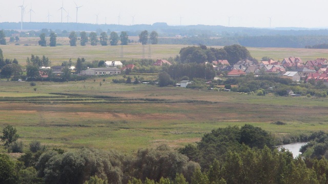 Prywatne agencje nieruchomości walczą o klientów nową ustawą. Pośrednicy w reklamach zachęcają klientów do kupowania ziemi przed nowym rokiem, bo - jak przekonują - później będzie to trudne.