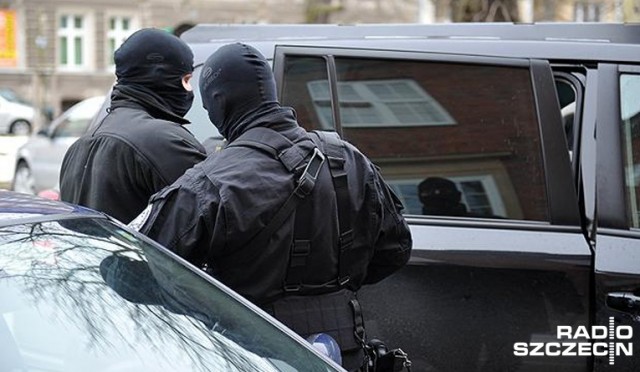 Polak walczący w szeregach Państwa Islamskiego prawdopodobnie w poniedziałek rano usłyszy zarzuty - podaje portal tvn24.pl. Mężczyzna od 16 roku życia mieszka w Norwegii, ale został zatrzymany na terenie Polski.