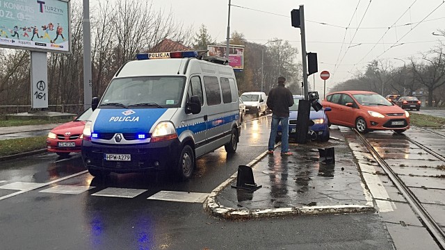 Deszcz, mokra nawierzchnia i nieostrożność kierowców spowodowały szereg kolizji na ulicach Szczecina.