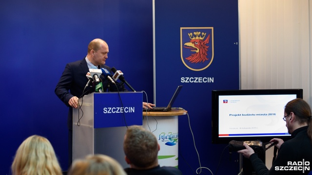 Milion złotych więcej do wydania przez obywateli, brak spektakularnych inwestycji w oczekiwaniu na pieniądze unijne, sporo na projekty, m.in. aquaparku - tak w skrócie wygląda plan wydatków Szczecina na przyszły rok. Założenia budżetu przedstawił w poniedziałek prezydent Piotr Krzystek. Jak już informowaliśmy, w przyszłym roku ma się też rozpocząć przebudowa stadionu Pogoni.