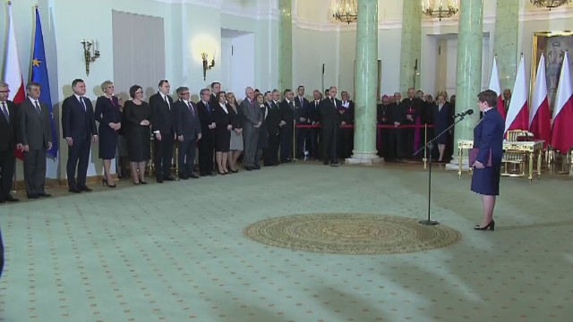 Beata Szydło przejęła obowiązki premiera rządu od ustępującej premier Ewy Kopacz. Była już premier wprowadziła nową szefową rządu do Kancelarii Prezesa Rady Ministrów.