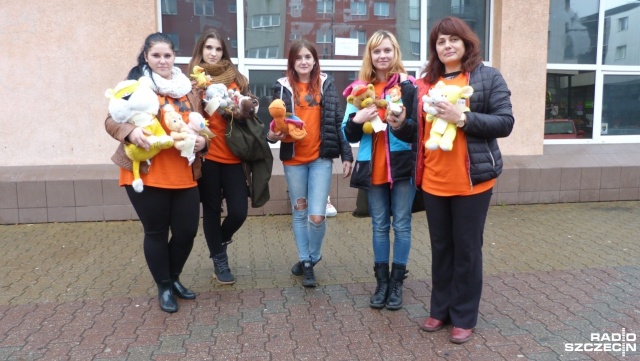 Ponad dwieście pluszaków rozdały w poniedziałek na ulicach Stargardu wolontariuszki Centrum Otwarte Drzwi. Pluszowe misie miały nauczyć stargardzian tolerancji.