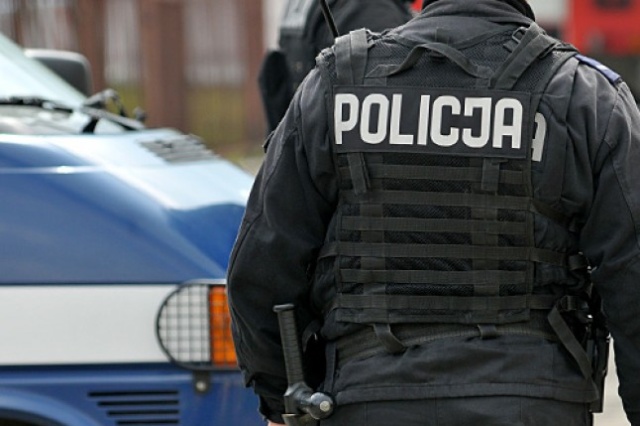 Zwracać uwagę na porzucone przedmioty, nietypowe zachowania osób czy wzbudzające podejrzenia samochody - takie vademecum przygotowała gryfińska policja. Informuje ono jak postępować w sytuacjach zagrożenia atakiem terrorystycznym.