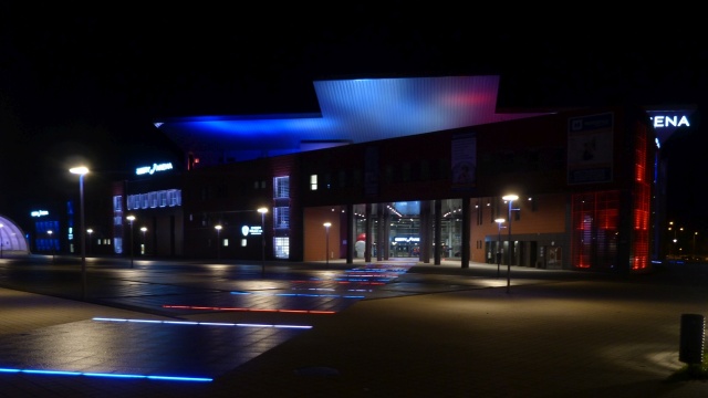 Hala Azoty Arena i Szczecińska Filharmonia oświetlone barwami narodowymi Francji.