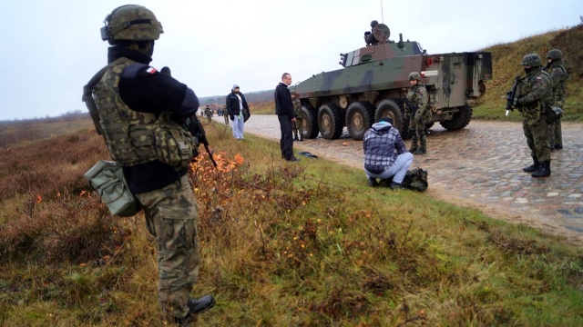Protest mieszkańców przeciwko uchodźcom w Drawsku Pomorskim. Taki scenariusz przećwiczyli żołnierze Grupy Bojowej Unii Europejskiej V4 w ramach ćwiczeń Common Challenge-15.
