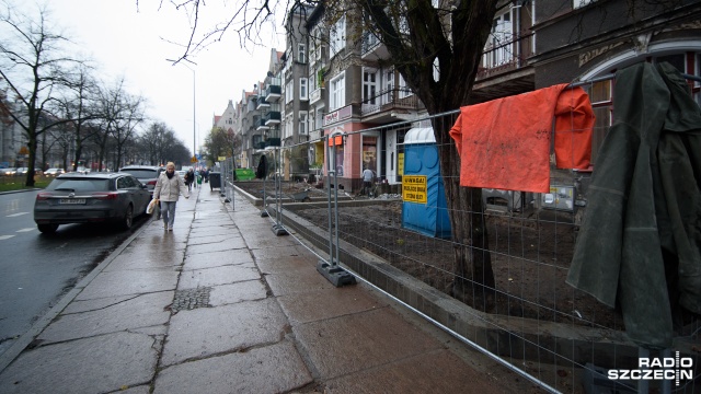 Ekipy budowlane odnawiają pierwsze ogródki, które znajdują się przy przedwojennych kamienicach w Szczecinie. Przy alei Piastów przed czterema budynkami remontowane są murki, pojawią się też metalowe płoty. Mają one nawiązywać wyglądem do tych, jakie w tym miejscu były przed wojną.