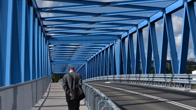 Autobusy dla wszystkich - czyli stoczniowcy ze Świnoujskiej części stoczni Gryfia chcą tak samo dojeżdżać do pracy jak ich koledzy ze Szczecina. Czy też raczej jak będą dojeżdżać na wyspę Gryfia, bo na razie pływają promami mimo, że stoi Most Brdowski.
