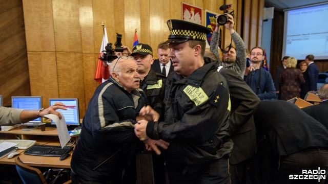 Incydent na szczecińskiej radzie miasta. Straż miejska musiała wyprowadzić jednego z mieszkańców, który domagał się głosu.