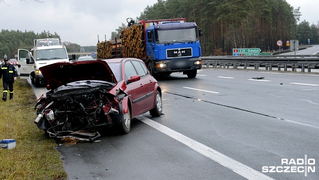 Przy węźle Rzęśnica czyli na wysokości zjazdu na Chociwel w stronę Szczecina zderzyły się dwa samochody osobowe.