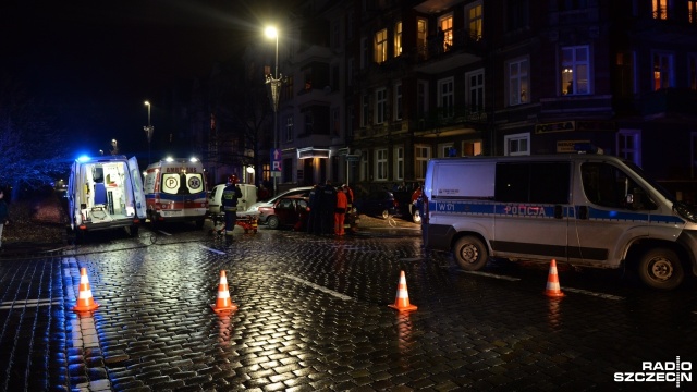 Na skrzyżowaniu ul. Mazurskiej i al. Jana Pawła II w Szczecinie rozpędzona Honda uderzyła w zaparkowany samochód. Do wypadku doszło we wtorek przed godz. 21.