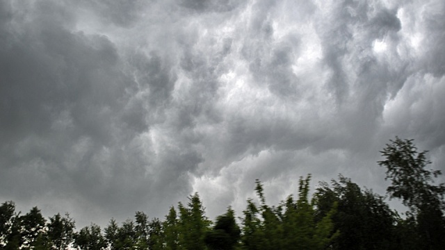 Instytut Meteorologii i Gospodarki Wodnej ostrzega przed wichurami. Silnie ma wiać szczególnie około południa.