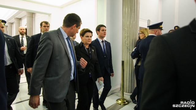 Opozycja krytykuje expose premier Beaty Szydło. Szefowa nowo powołanego rządu przedstawiła w środę w Sejmie cele swojego gabinetu na najbliższe cztery lata. Mówiła o tym, że priorytetami są rozwój i bezpieczeństwo.