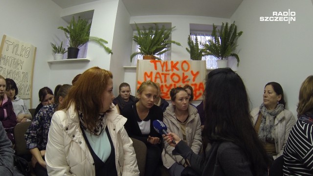 Miejscy radni przegłosowali uchwałę intencyjną ws. zamiaru likwidacji szkół podstawowych w Mechowie i Wyszoborze. Ich zdaniem utrzymanie placówek jest nieopłacalne, bo uczy się w nich coraz mniej uczniów. Rodzice protestują i walczą o pozostawienie szkół.