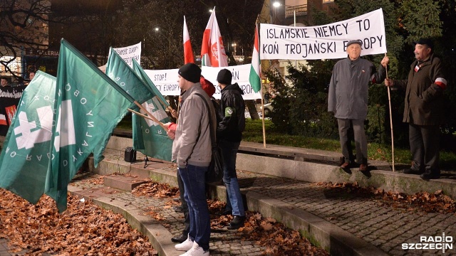 Islamskie Niemcy to koń trojański Europy czy UEIslamZagłada - m.in. z takimi hasłami na transparentach pikietowali w środę w Szczecinie uczestnicy manifestacji przeciwko przyjmowaniu do Polski imigrantów z Bliskiego Wschodu i Afryki.