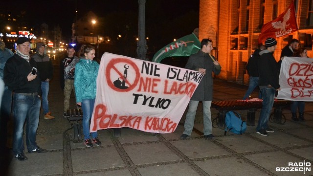 Ponad stuosobowa grupa wzięła udział w środowej manifestacji w Kołobrzegu. Jej uczestnicy protestowali przeciwko napływowi imigrantów do Polski.