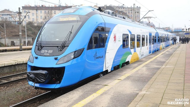 W sumie kosztują ponad 40 mln złotych i każdy z nich może przewieźć ponad 430 pasażerów. Województwo zachodniopomorskie w piątek oficjalnie podpisze umowę na dostarczenie dwóch nowoczesnych pociągów Impuls. Jeden z nich trafi do Lubuskiego, a drugi na Pomorze Zachodnie.