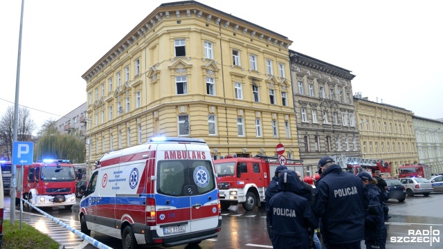 Jedna osoba nie żyje, a sześć trafiło do szpitali po pożarze w mieszkaniu w kamienicy przy placu Matki Teresy z Kalkuty w Szczecinie.