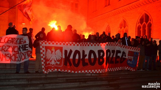 Prokuratura sprawdzi czy doszło do złamania prawa podczas antyimigranckiej manifestacji w Kołobrzegu. Śledczych o możliwości popełnienia przestępstwa powiadomiły władze miasta - informuje portal miastokolobrzeg.pl.