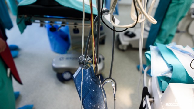 Tej operacji nie chcieli podjąć się specjaliści z Hanoweru, Pittsburgha czy Wiednia. Przeprowadzili ją lekarze ze szpitala w Zdunowie. 30-letni pacjent chory na mukowiscydozę przeszedł jeden z najtrudniejszych w historii tej placówki przeszczep płuc.