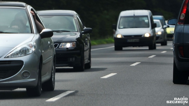 Mamy złe drogi, jest za dużo wypadków, a pasażerowie kolei są niezadowoleni. Unia gromi polski transport. W najnowszym rankingu Komisji Europejskiej jesteśmy na szarym końcu - pisze Rzeczpospolita.