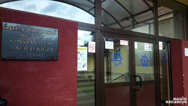 Wypłaty z opóźnieniem dostają nauczyciele w w trzech rewalskich szkołach. Wynagrodzenia za prace pojawiają się na kontach nawet 10 dni po terminie. Po czasie wypłacane są też nagrody np. na Dzień Nauczyciela. Gmina bowiem tonie w długach, konta zajmują komornicy i to oni muszą wydać zgodę na przelew.