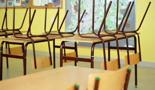 Policja sprawdza czy szkoła nie zaniedbała opieki nad dzieckiem. Dyrekcja stargardzkiego Gimnazjum nr 4, po tym jak uczeń wypadł tam z okna, chce wprowadzić nowe procedury. 14-latek wypadł z okna po tym jak nauczyciel przez pomyłkę zamknął chłopca w bibliotece.