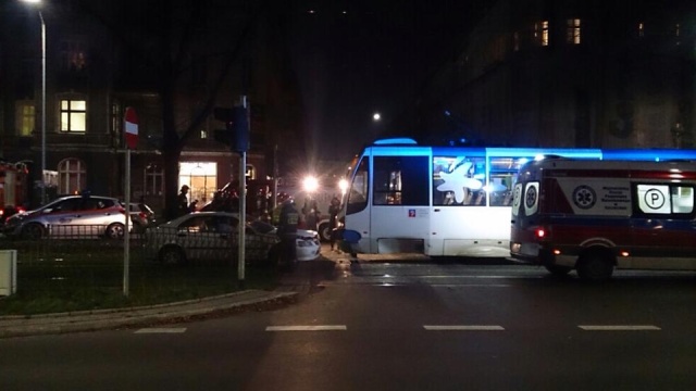 Na alei Piastów przy skrzyżowaniu z Bohaterów Getta Warszawskiego samochód osobowy zderzył się z przejeżdżającym tramwajem linii 11.