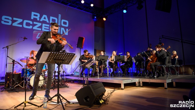 Skrzypek jazzowy Adam Bałdych i Baltic Neopolis Orchestra wystąpili razem w studiu S-1 Radia Szczecin. Podczas wspólnego koncertu zagrali prapremierowo kompozycję Mozaika-Impresje.