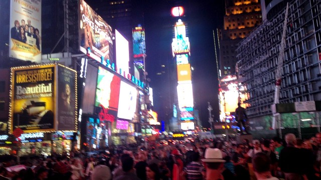 Black Friday, czyli czarny piątek w Stanach Zjednoczonych rozpoczął się już w czwartek. Tego dnia Amerykanie obchodzili Święto Dziękczynienia, ale część sklepów największych sieci handlowych w USA otwarto już o godz. 17.