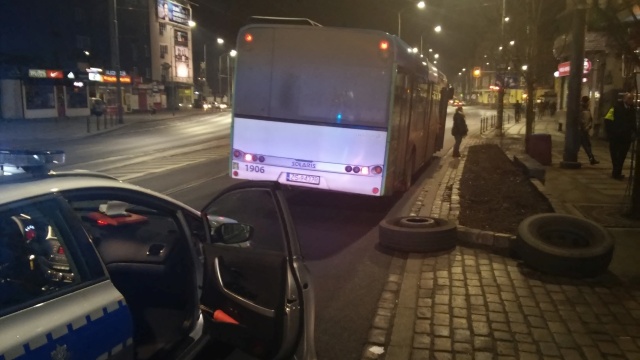 Nietypowe zdarzenie na ulicy Krzywoustego w Szczecinie. W piątek po godzinie 22 z pojazdu linii 76, który zjeżdżał do zajezdni, odpadło koło i rozpędzone uderzyło w bok stojącej nieopodal taksówki.