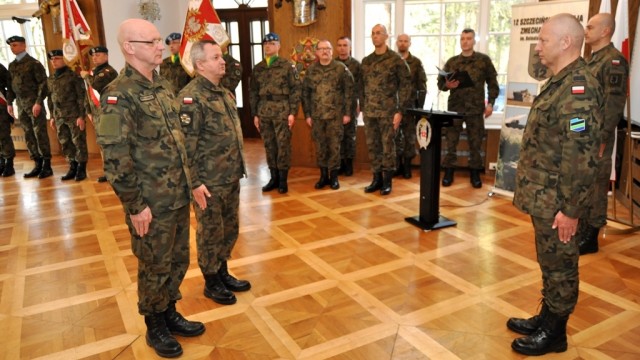 Generał brygady Andrzej Reudowicz na stanowisku szefa 12 Szczecińskiej Dywizji Zmechanizowanej zastąpił generała dywizji Marka Mecherzyńskiego. Uroczysta zmiana wart odbyła się na poligonie drawskim w Karwicach.