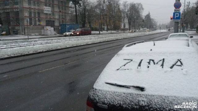 Padający śnieg sprawił, że bardzo trudno jeździ się po ulicach Szczecina.
