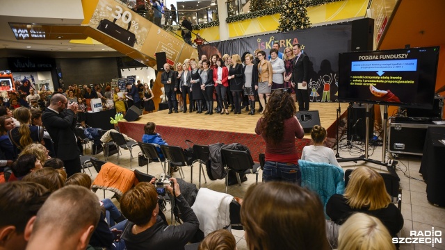 Po raz 15-ty w Szczecinie rozpoczęła się akcja charytatywna Iskierka Radości. Uczniowie ze szczecińskich szkół będą zbierać pieniądze dla najuboższych dzieci i całych rodzin. W ubiegłym roku dzięki akcji pomoc otrzymały tysiące osób.