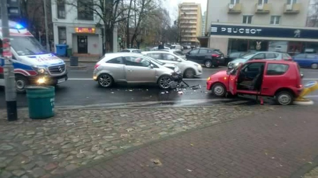Około 20 minut temu na ulicy Rayskiego zderzyły się dwie osobówki.