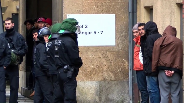 Kilka osób zostało zatrzymanych po starciach, jakie wybuchły w niedzielę w ośrodku dla uchodźców w Berlinie Tempelhof.