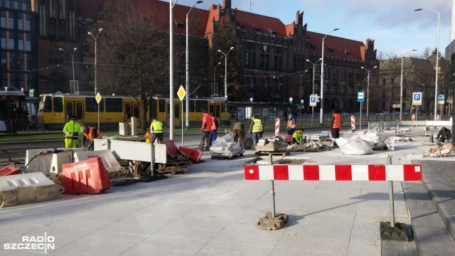 Inwestycja miała być gotowa. Piesi i parkujący wciąż mają problem