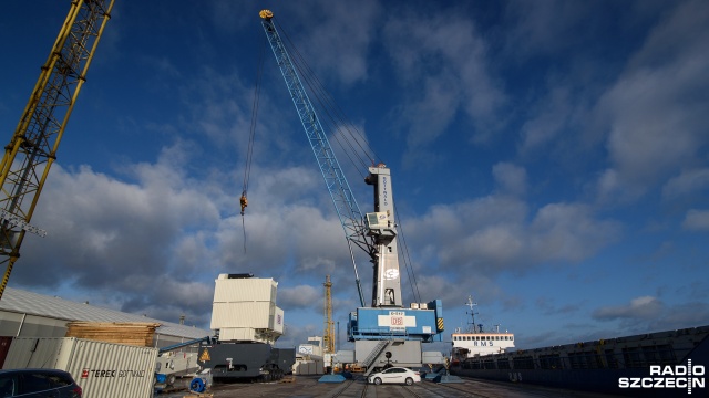 Ponad 12 milionów złotych kosztował spółkę DB Port Szczecin nowy dźwig przeładunkowy, który jest montowany w porcie szczecińskim. Żuraw ma prawie 40 metrów wysokości i uniesie 100 ton.