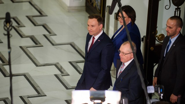 Prezydent Andrzej Duda skierował do Sejmu projekt ustawy przywracający wiek emerytalny: 60 lat dla kobiet i 65 lat dla mężczyzn, a także projekt nowelizacji dotyczący podniesienia kwoty wolnej od podatku do ośmiu tysięcy złotych.