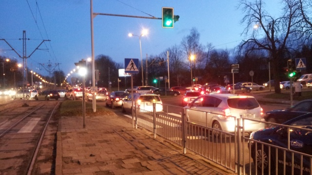 Uwaga kierowcy poważne kłopoty w ruchu na ulicach wokół osiedla Zawadzkiego w Szczecinie.
